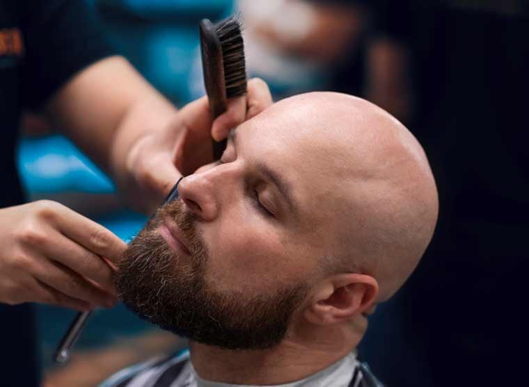 taglio capelli uomo rasato bald style