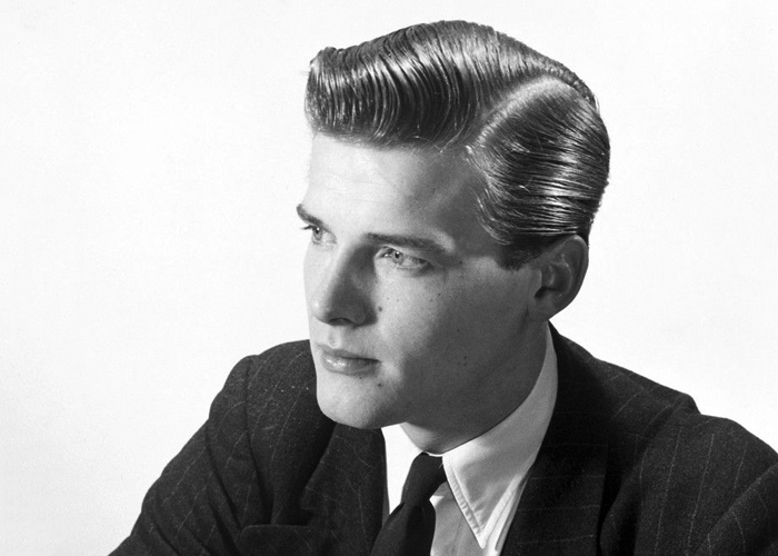 pompadour pettinato all indietro taglio capelli uomo