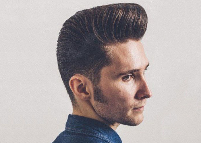 pompadour viso ovale taglio capelli uomo