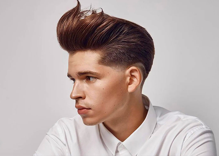 pompadour viso triangolare taglio capelli uomo