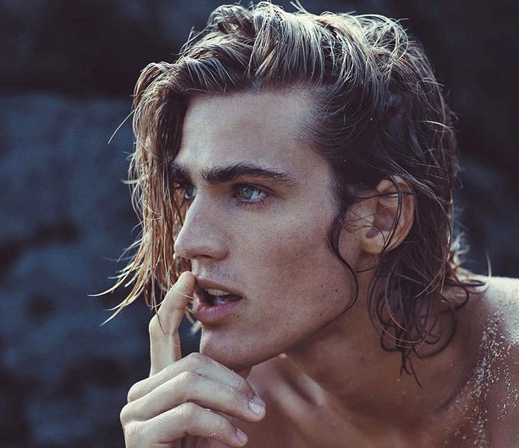 taglio capelli uomo estate 2026 capelli lunghi tendenze