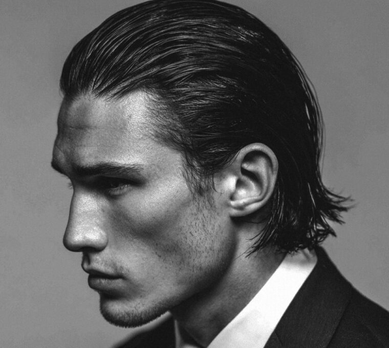 taglio capelli uomo estate 2026 slick back tendenze