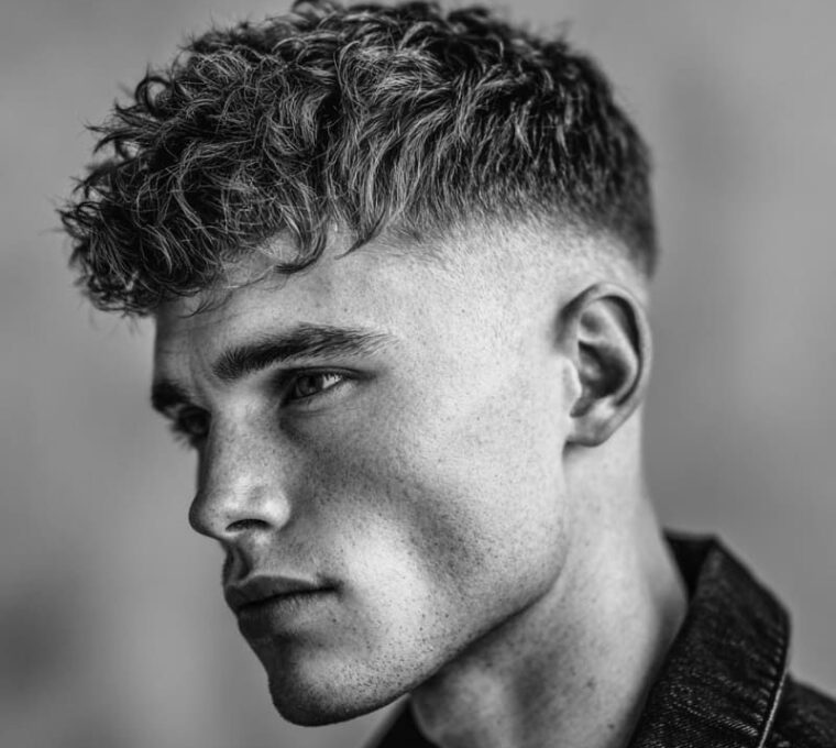 taglio capelli uomo estate 2026 texured crop tendenze