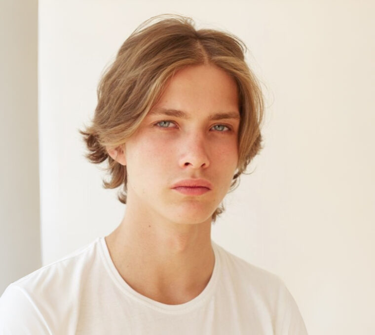 acconciture riga in mezzo middle part men haircuts taglio capelli uomo
