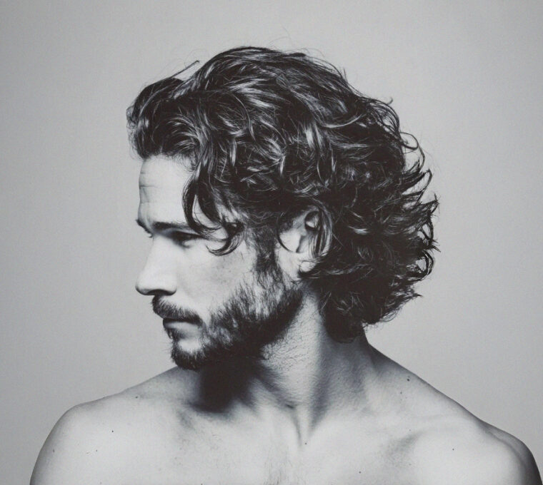 capelli mossi wavy hair acconciature taglio capelli uomo tendenze